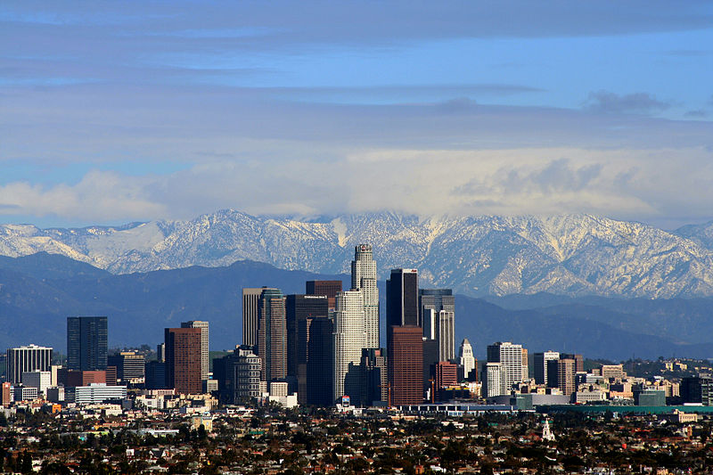 800px-Los_Angeles_center_with_mountains_at_her_back