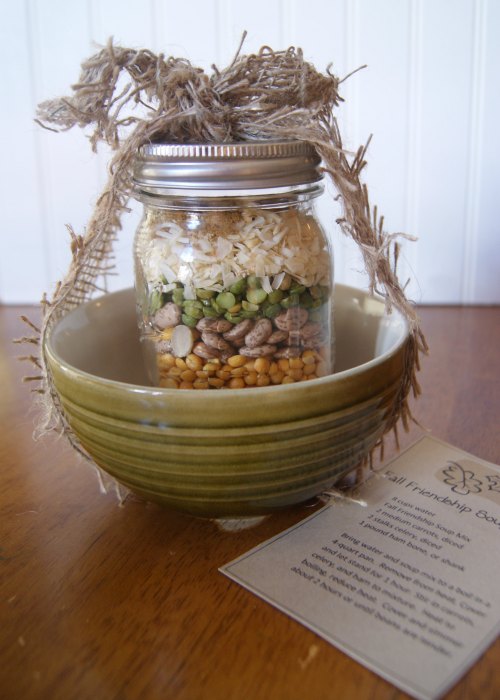 Gifts in a Jar Recipes Fall Friendship Soup - This mason jar soup mix makes a great hostess or housewarming gift. A tasty and soul warming gift for cool evenings.