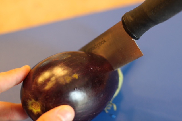 Using good cook knife to cut eggplant